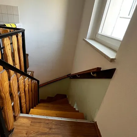 Apartment Vollausgestattete Maisonette Monteursunterkunft Mit Wlan, Kompletter Kuechenausstattung, Tv, Trockner, Waschmaschine Und Garten Crimmitschau