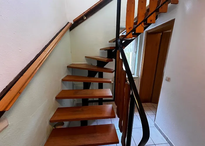 Vollausgestattete Maisonette Monteursunterkunft Mit Wlan, Kompletter Kuechenausstattung, Tv, Trockner, Waschmaschine Und Garten דירה