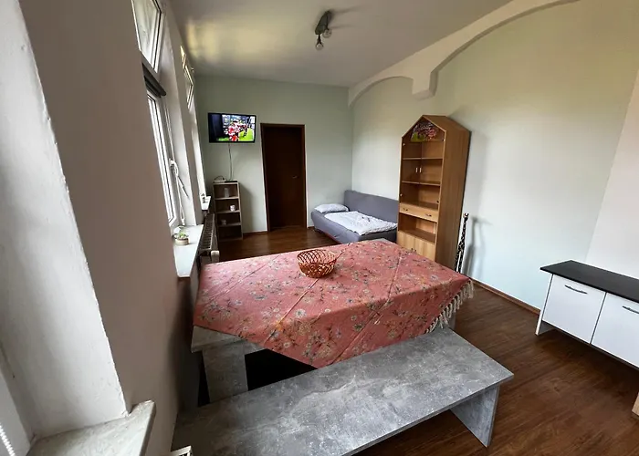 Vollausgestattete Maisonette Monteursunterkunft Mit Wlan, Kompletter Kuechenausstattung, Tv, Trockner, Waschmaschine Und Garten דירה