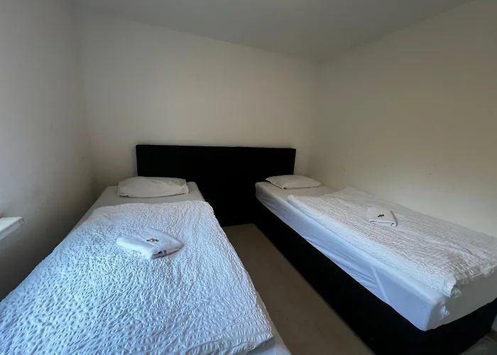 Vollausgestattete Maisonette Monteursunterkunft Mit Wlan, Kompletter Kuechenausstattung, Tv, Trockner, Waschmaschine Und Garten * Crimmitschau