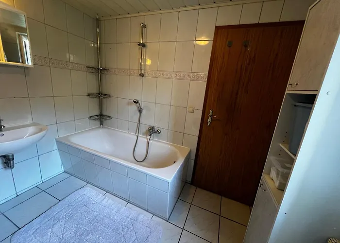 Vollausgestattete Maisonette Monteursunterkunft Mit Wlan, Kompletter Kuechenausstattung, Tv, Trockner, Waschmaschine Und Garten