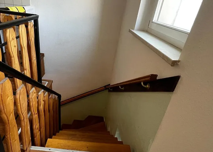 דירה Vollausgestattete Maisonette Monteursunterkunft Mit Wlan, Kompletter Kuechenausstattung, Tv, Trockner, Waschmaschine Und Garten Crimmitschau